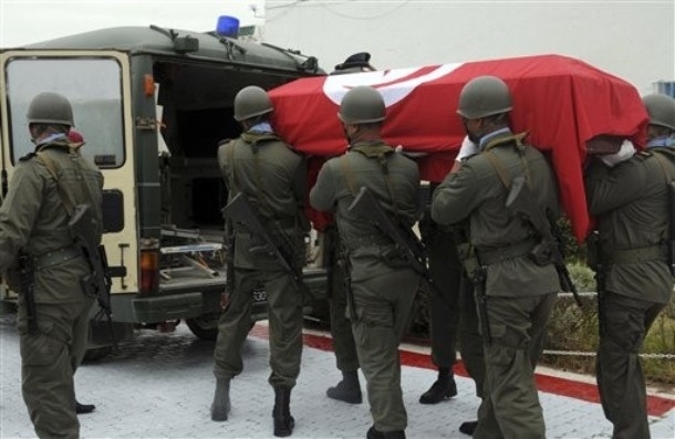 الرئيس التونسي يطالب بتنزيه المؤسسة العسكرية عن التجاذب السياسي