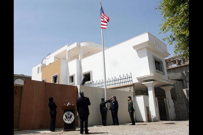 سقوط قذيفتين بالقرب من السفارة الأمريكية بطرابلس