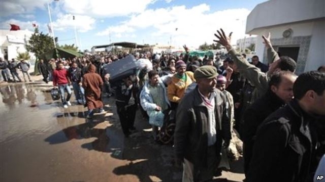 نزوح الآلاف من الليبيين إلى تونس هربا من الانفلات الأمني