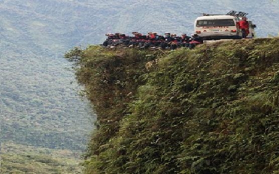 300 قتيل على طريق الموت في بوليفيا ومازال يستهوى السائحين !
