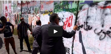 وزير مغربي يكتب الحرية لفلسطين في الجدار العنصري