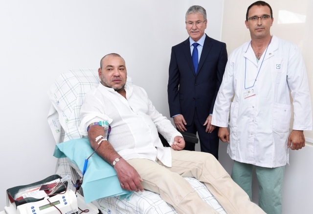 العاهل المغربي يتبرع بالدم في المركز الجهوي للتحاقن بتطوان