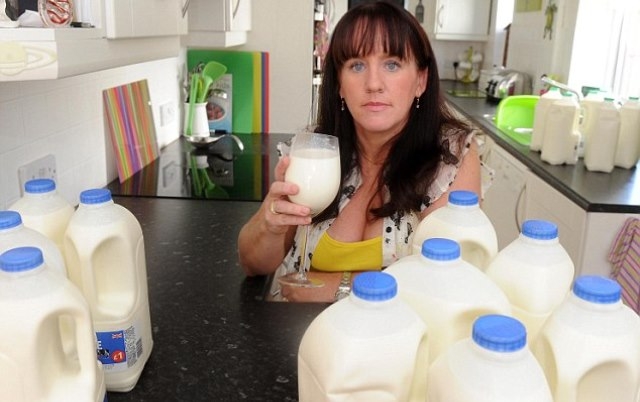 بريطانية تشرب 17 لترا من الحليب يوميا