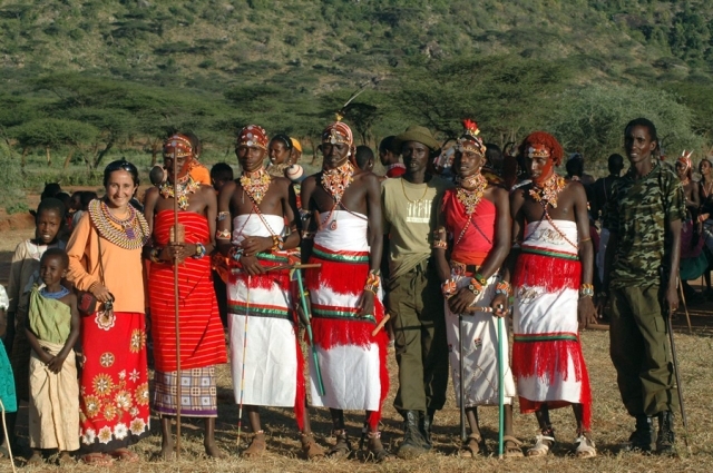 عزاب كينيا يتدافعون للفوز بزوجات مجانا!