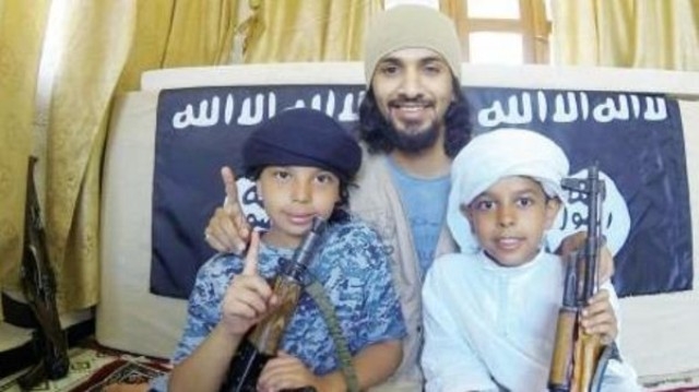 مواطن سعودي يسلم طفليه لجماعة