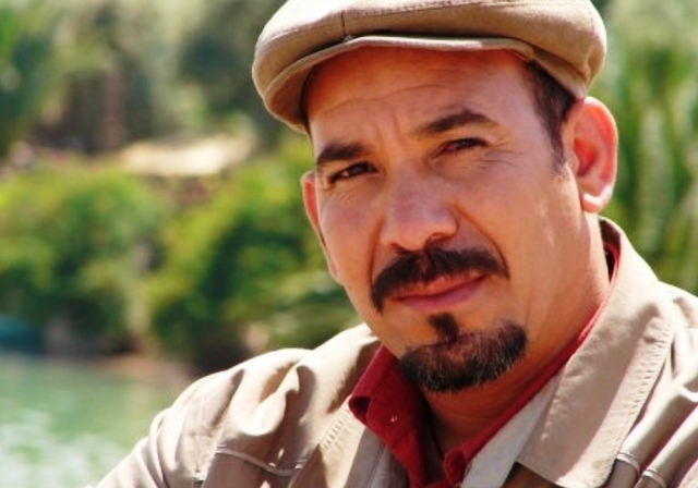 الممثل  المغربي ادريس الروخ يصدر كتابا عن مساره الفني