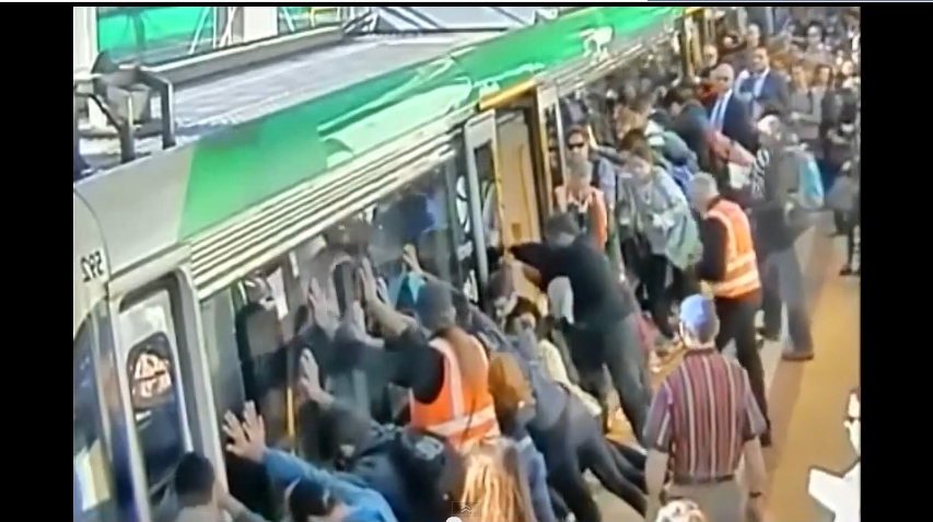 أستراليون يرفعون قطار مترو لتخليص أحد الركاب