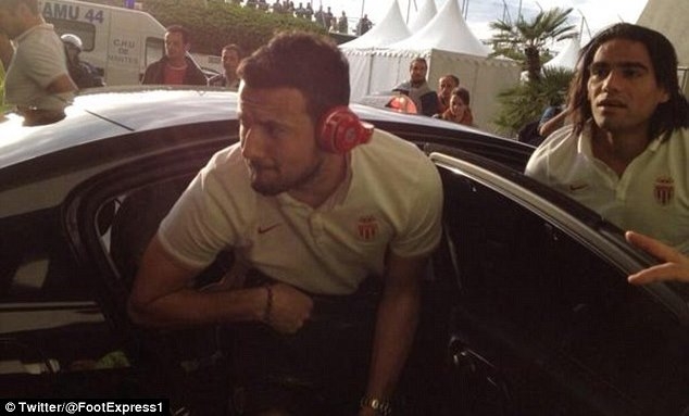 لاعبو موناكو يذهبون للملعب بسيارات الأجرة