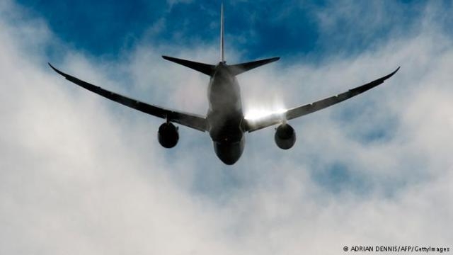 بريطاني يحطم نافذة طائرة على ارتفاع 10 آلاف متر