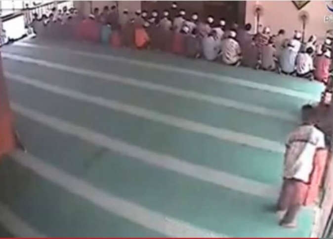 لص يسرق داخل مسجد