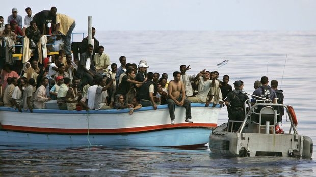 ضبط مركب يحمل 170 مهاجرا سريا قبالة سواحل بنغازي