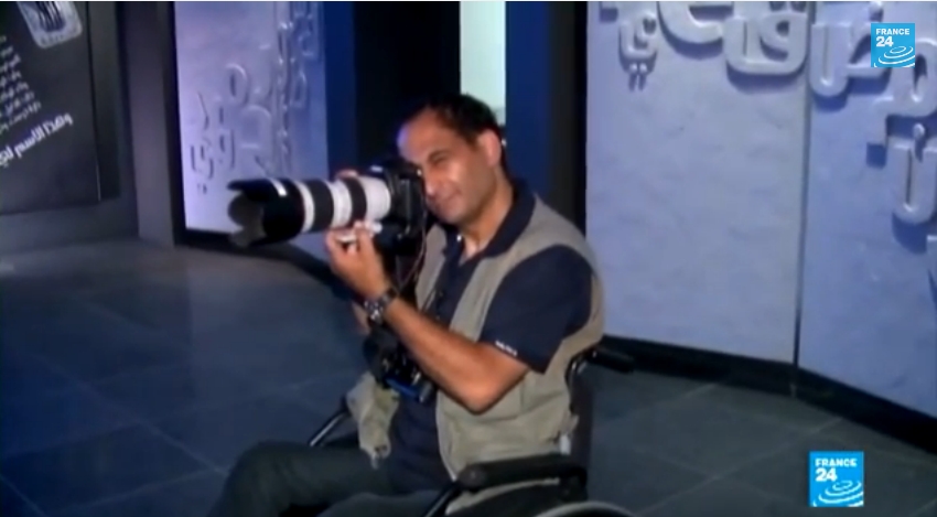 قصة نجاح..مصور فلسطيني على كرسي متحرك