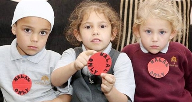 عائلة بريطانية مسلمة ترسل أطفالها إلى المدرسة بلاصقات 