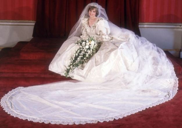 فستان زفاف الأميرة ديانا يعود لابنيها بعد 17 عامًا