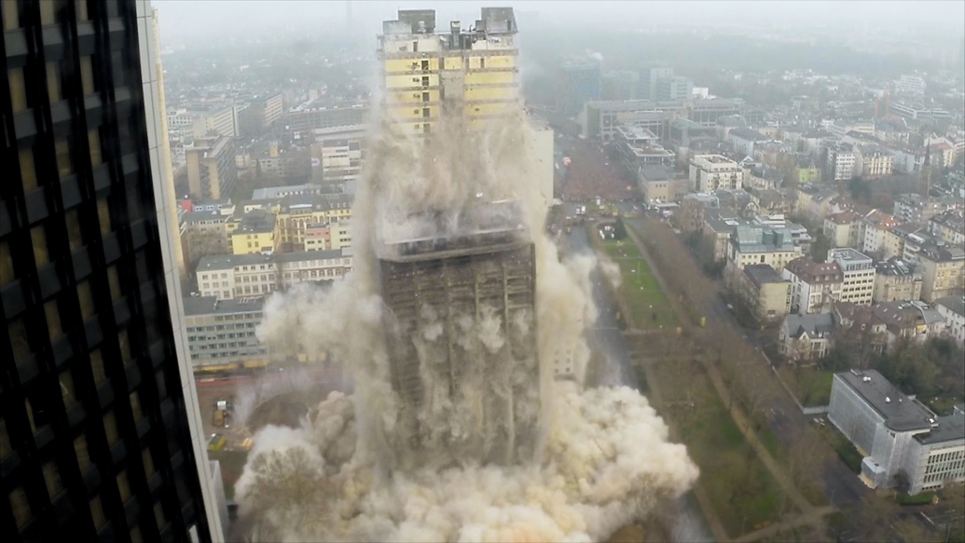 إزالة مبنى جامعي بألمانيا في ثوانٍ