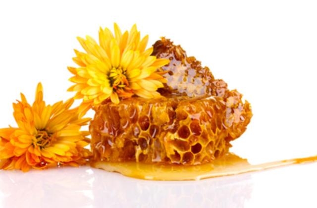 إليك طريقة صنع كريم شمع العسل لترطيب البشرة