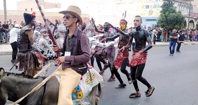 كرنفال مغربي شعبي في أنزكان والدشيرة يبتكر طريقة جديدة للاحتجاج على الغلاء والسياسيين