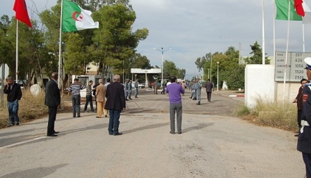توقيف مواطنين مغاربة مقيمين بالجزائر على الحدود المغربية الجزائرية