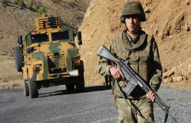 مقتل ثلاثة جنود أتراك على يد مسلحين أكراد 