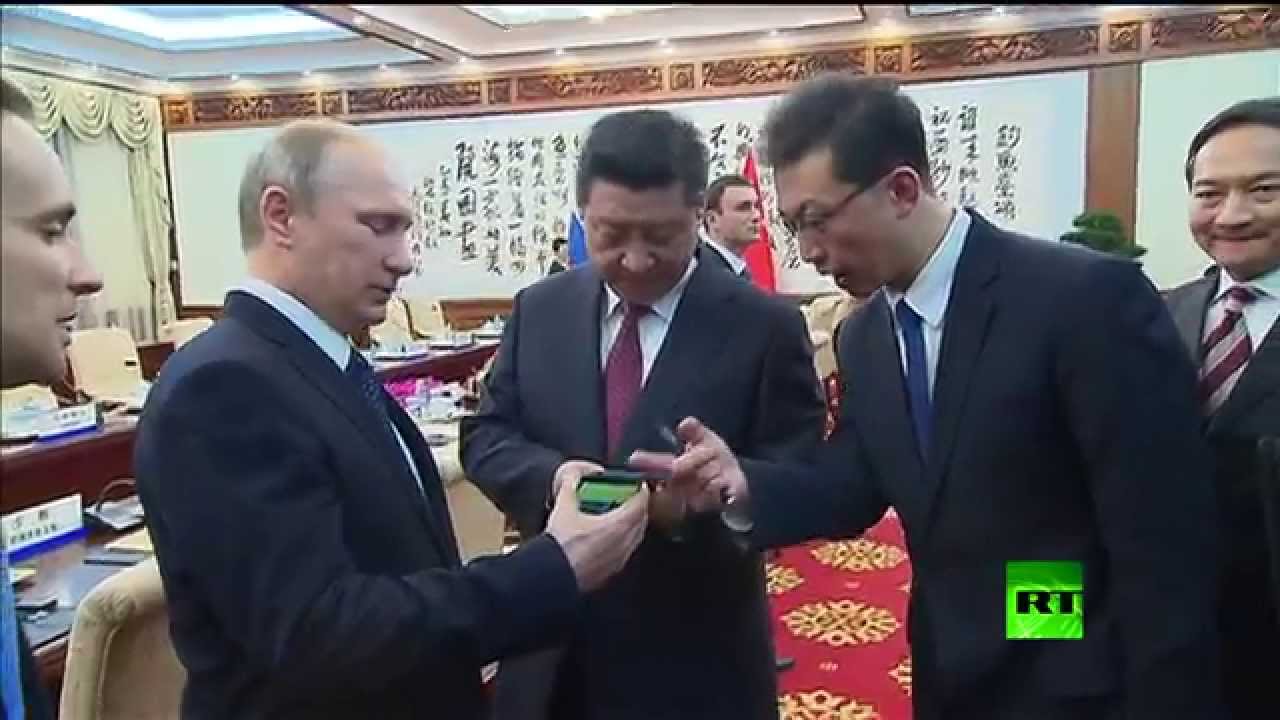 بوتين يهدي نظيره الصيني هواتف 