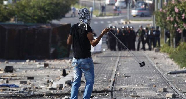 اشتباكات في القدس بين فلسطينيين وقوات الاحتلال