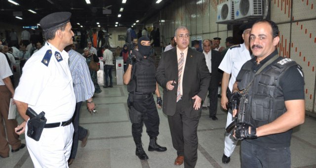 16 مصابا في انفجار مترو القاهرة