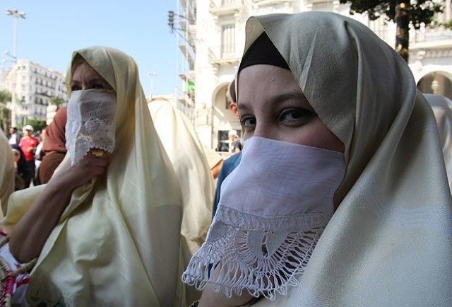 جدل في الجزائر حول منع الحجاب لموظفات الجمارك