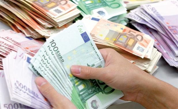  الجمارك الجزائرية تحقق في قضايا تهريب 100 مليون أورو إلى الخارج في أقل من سنة