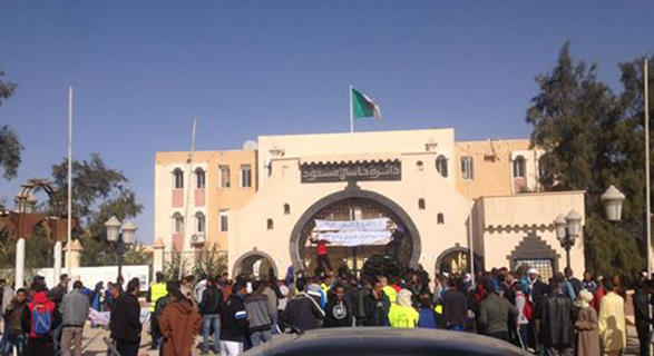  محتجون بحاسي مسعود النفطية يغلقون مقر الدائرة ومجمع سوناطراك
