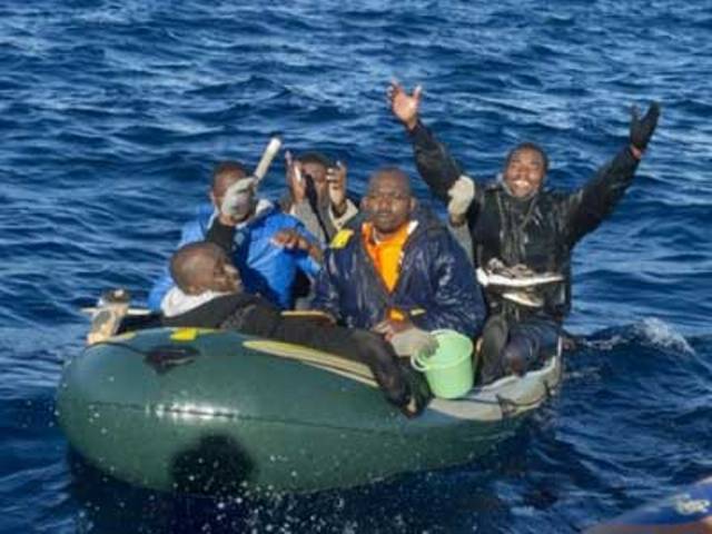 إغاثة 40 مهاجرا سريا من جنوب الصحراء حاولوا الوصول إلى سواحل اسبانيا