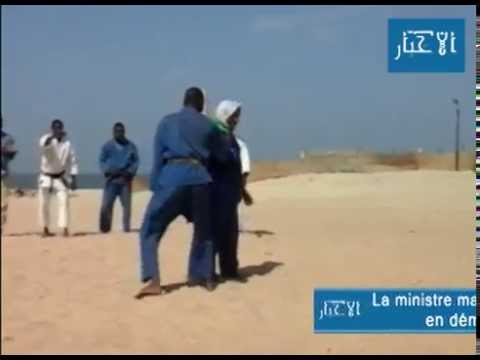 وزيرة موريتانية تمارس الكراطي