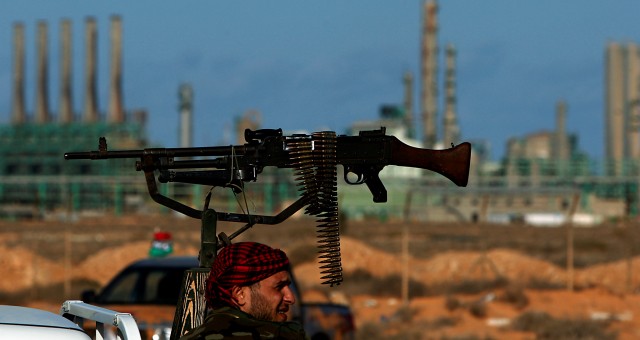 انتقال الصراع إلى الموانئ النفطية يهدد الليبيين في 