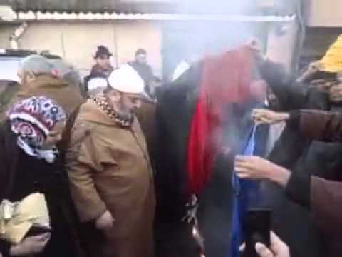 علي بن حاج يحرق العلم الفرنسي من أمام مسجد الوفاء بالقبة بالجزائر العاصمة