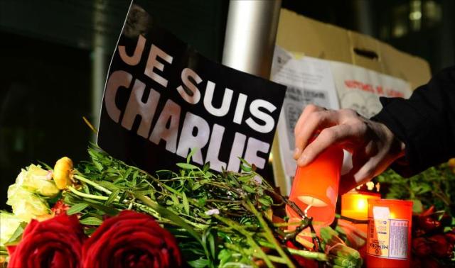 صحافيون ومثقفون  ومواطنون ينظمون وقفة تضامنية في الرباط مع ضحايا الاعتداء الإرهابي في باريس