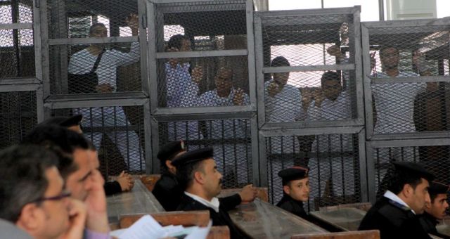 إعادة محاكمة صحفيي الجزيرة المعتقلين في مصر