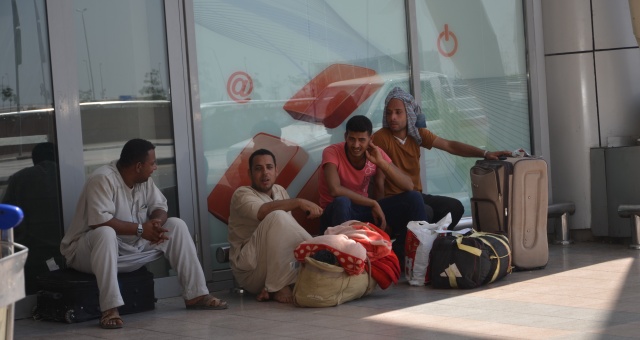 مصر تحذر مواطنيها من السفر إلى ليبيا
