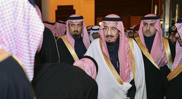 سعوديون يبايعون الملك سلمان عبر 