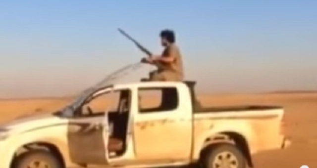 بالفيديو: شاب يقود سيارته في الصحراء كأنها 