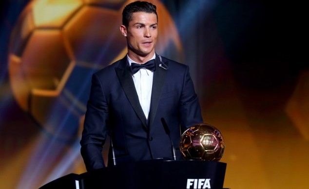 رونالدو يفوز بجائزة الكرة الذهبية للمرة الثالثة
