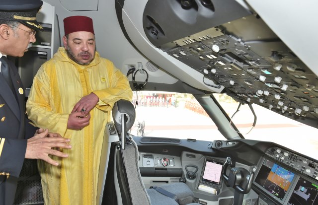الملك محمد السادس يتسلم المفتاح الرمزي لـطائرة البوينغ