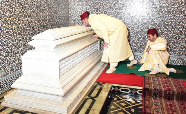 العاهل المغربي يترأس بالرباط حفلا دينيا إحياء لذكرى لوفاة الملك الحسن الثاني