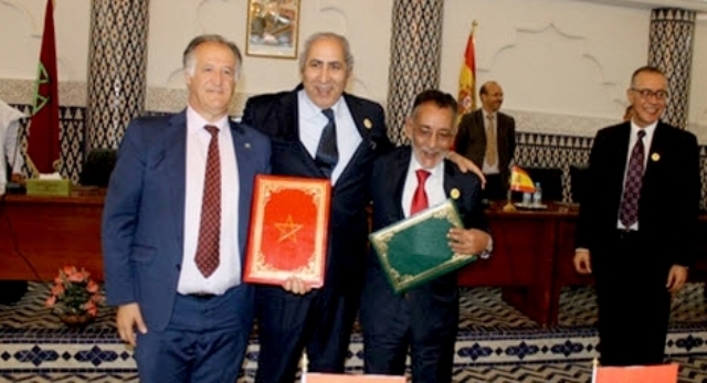 التوقيع على اتفاقية توأمة وشراكة بين مدينتي الداخلة المغربية وطريفة الإسبانية