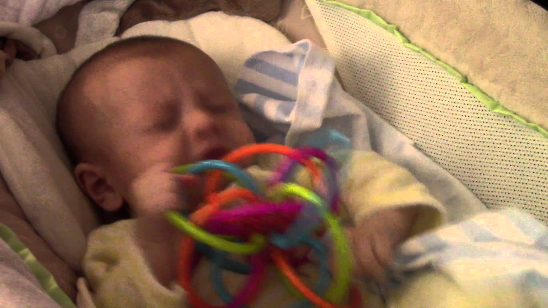 فيديو طريف ..100 عطسة لرضيع في ظرف 90 ثانية