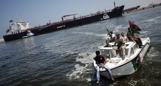 قوات حفتر تحكم سيطرتها على ميناء بنغازي