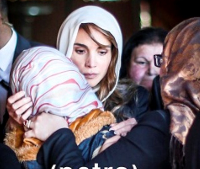 دموع الملكة رانيا تأسر البريطانيين: أين اليزابيت؟