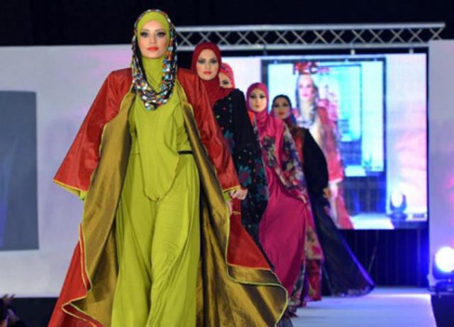 إسبانيا تنظم أول عرض أزياء للمصممات المسلمات