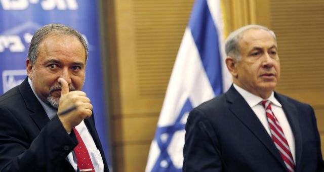 نتانياهو وليبرمان يتنازعان أصوات اليمين الإسرائيلي