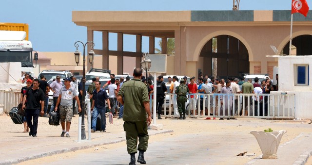 تساؤلات بخصوص الموقف التونسي من الحكومتين المتصارعتين في ليبيا
