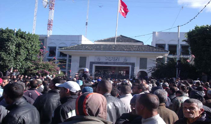 محتجون يقتحمون مقر ولاية جندوبة التونسية ويقطعون شارعا رئيسيا