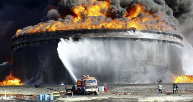 كيف قاد الصراع من أجل النفط ليبيا إلى حافة الانهيار